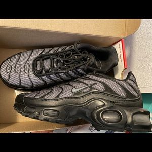 Black Air Max Plus